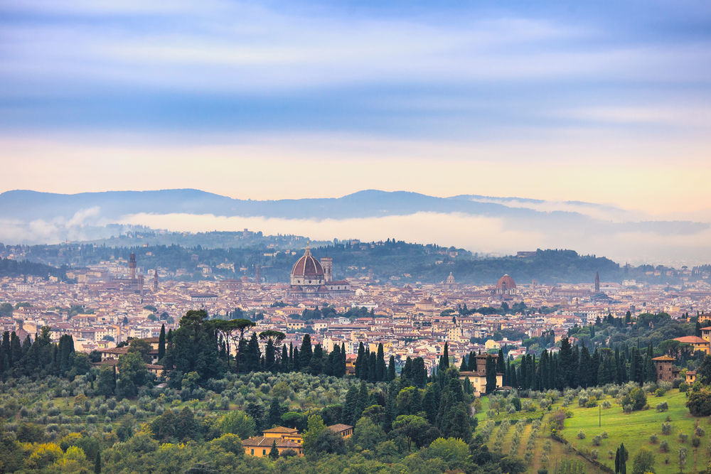 Romantikus lánykérés Firenze panorámájával a háttérben